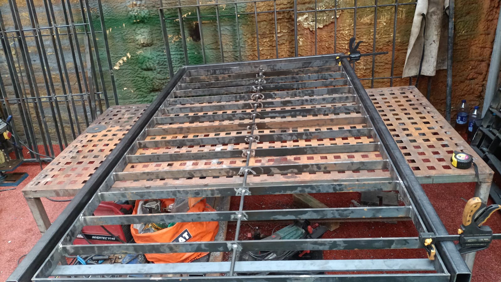 Estructura metálica con barras paralelas en taller de herrería
