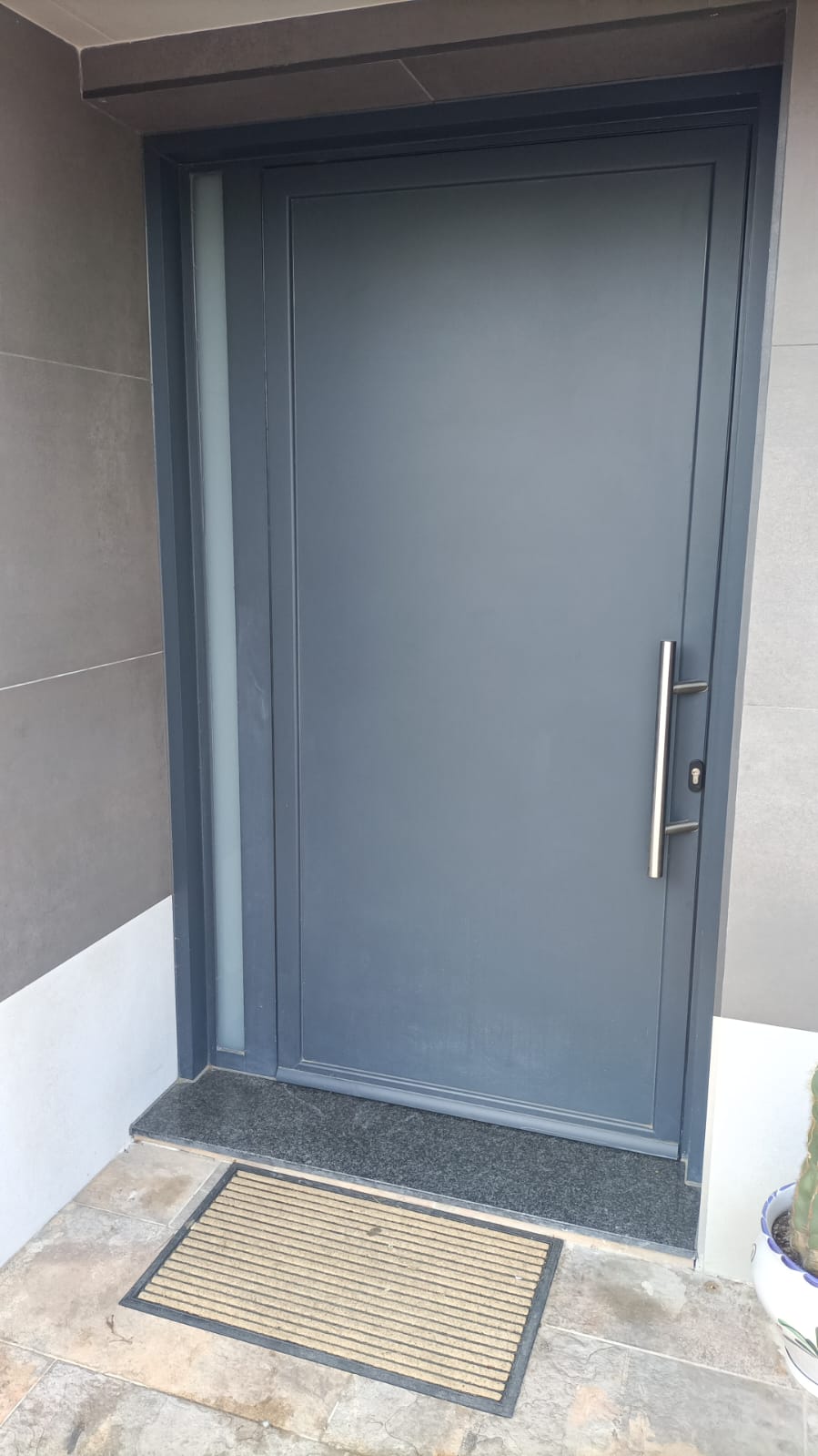 Puerta de entrada aluminio gris antracita con lateral fijo