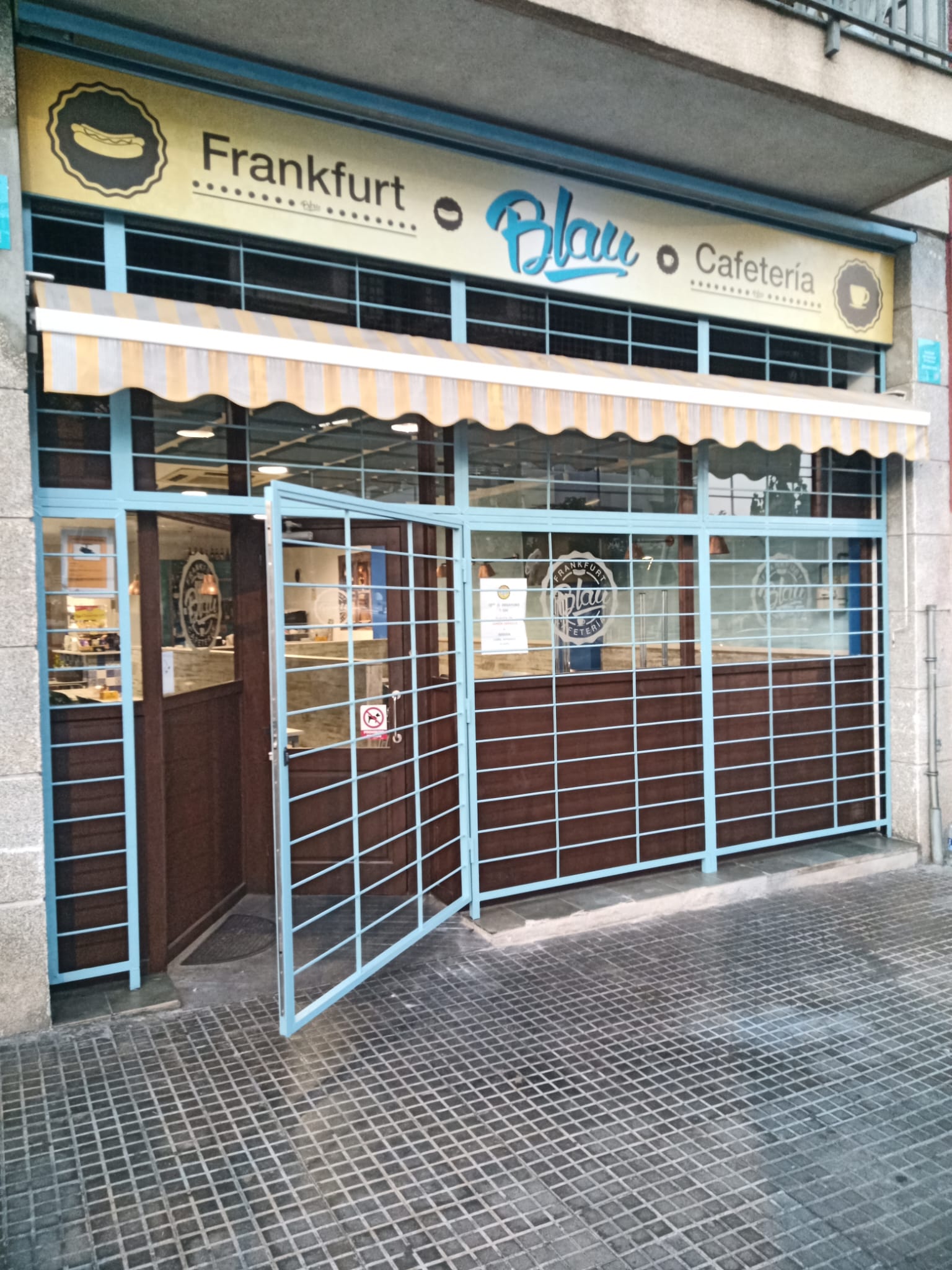 Reja metálica azul en fachada de cafetería Frankfurt Blau